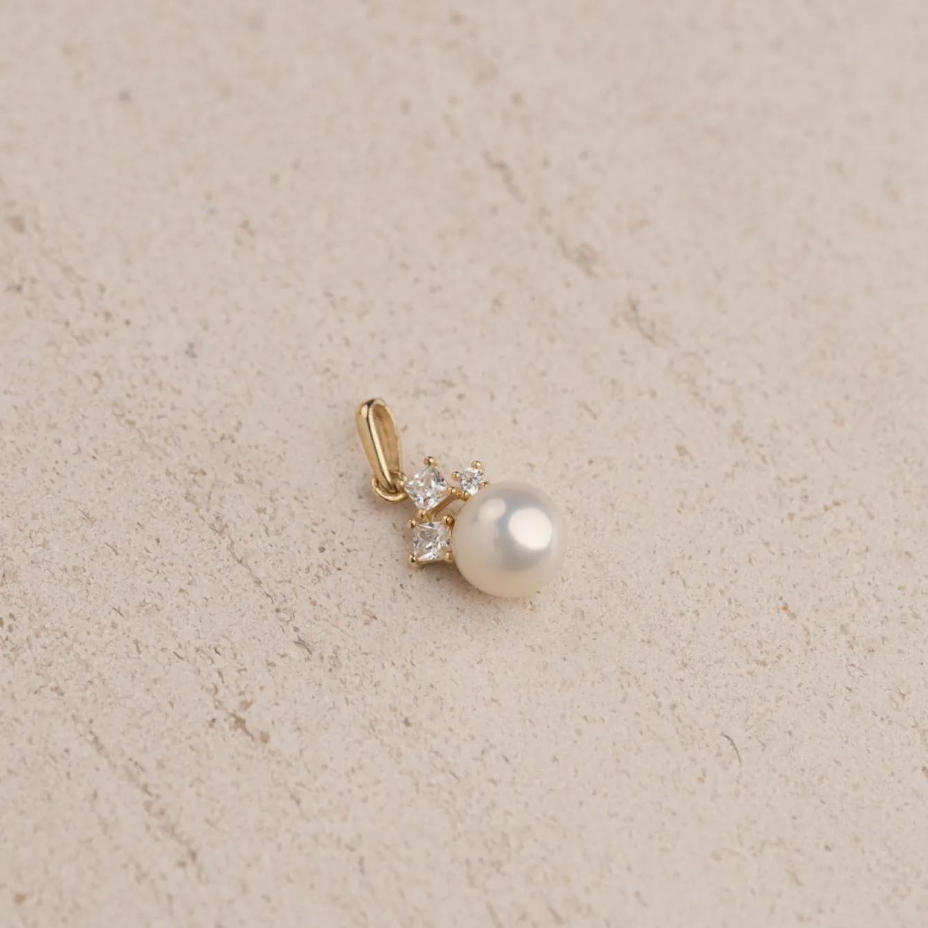 AGATHA PEARL SOLID GOLD PENDANT
