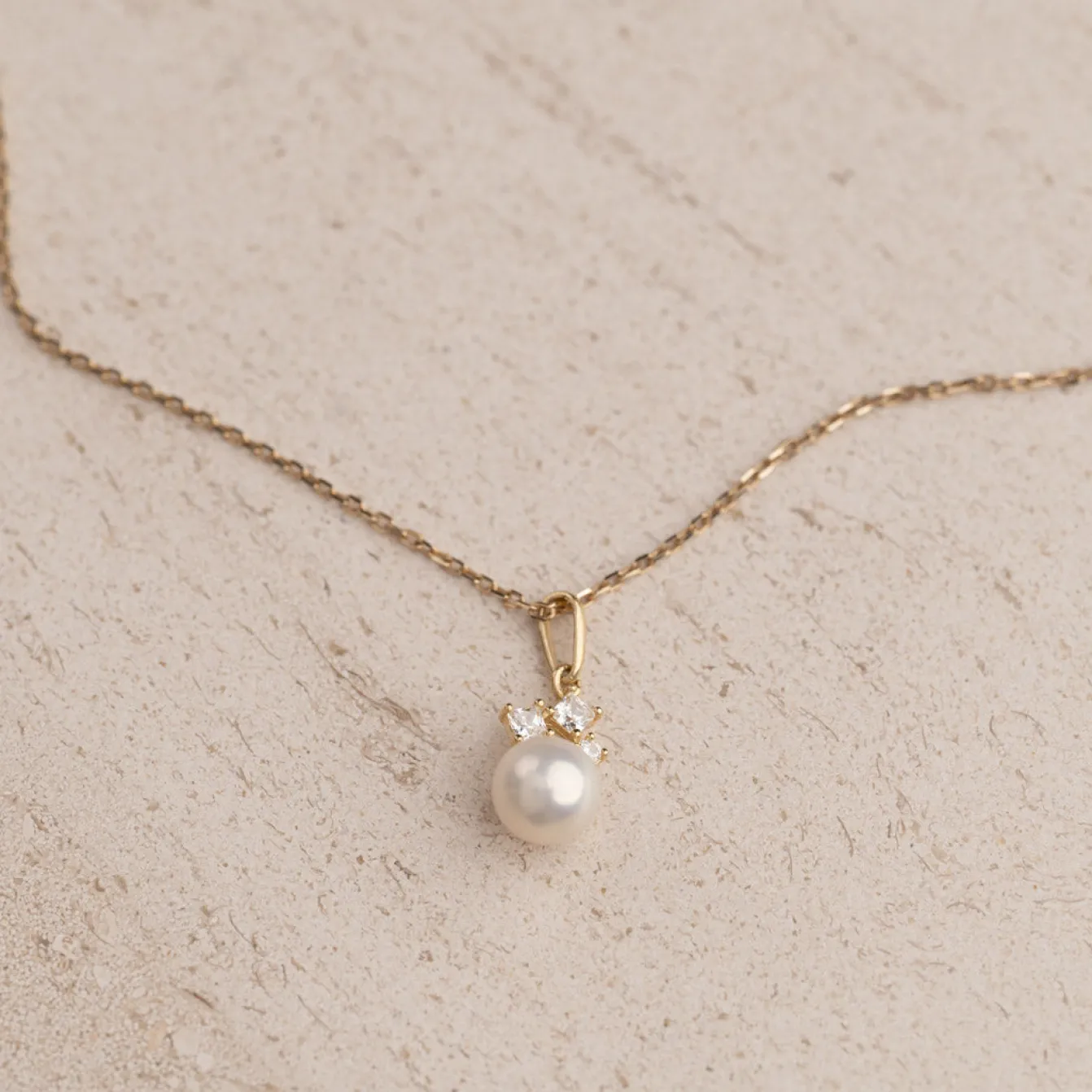 AGATHA PEARL SOLID GOLD PENDANT