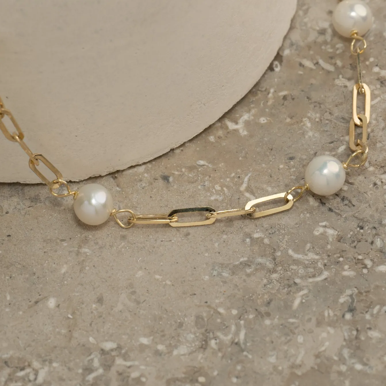 ALMA PEARL MEDIUM SOLID GOLD BRACELET