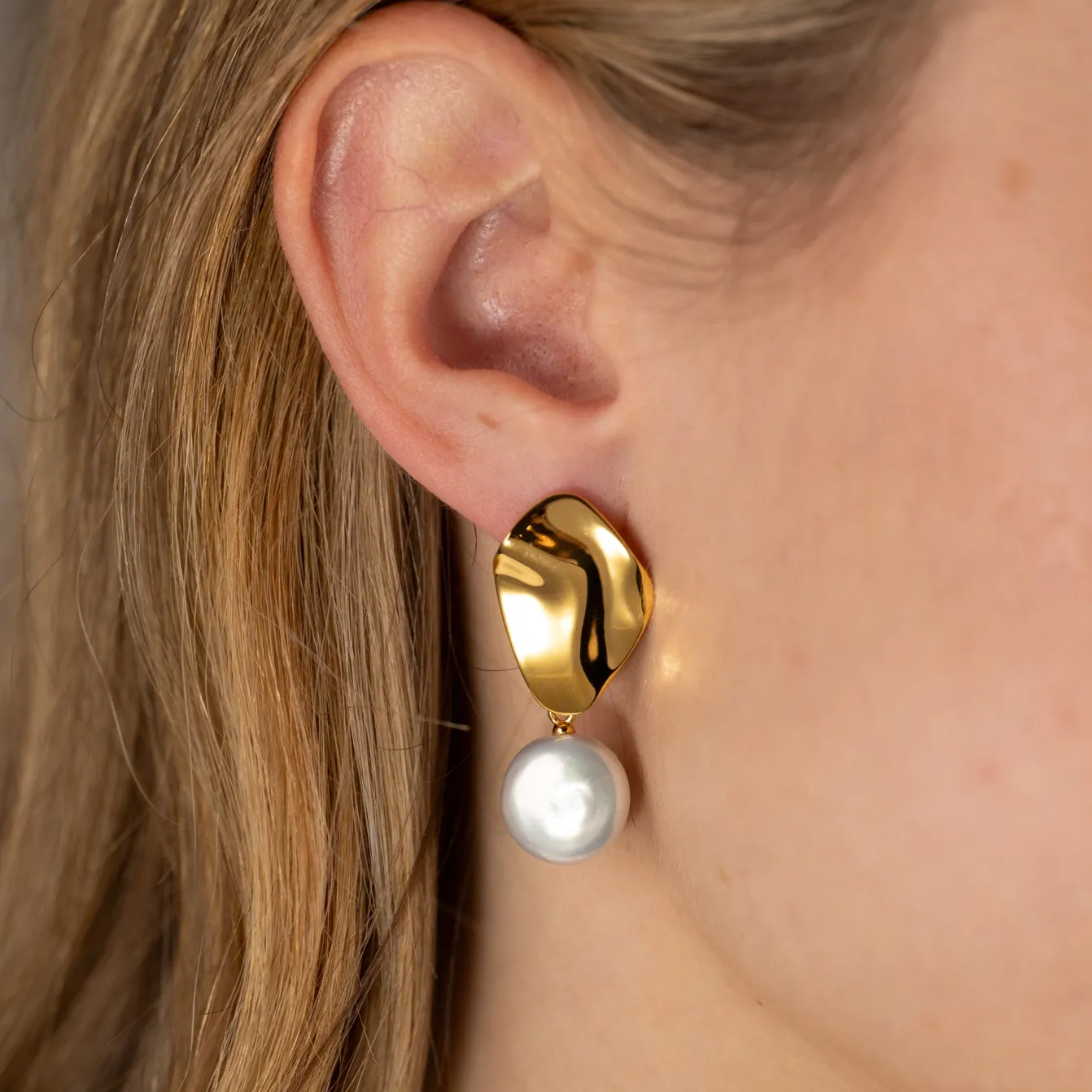 ALMIRA PEARL GOLDEN EARRING