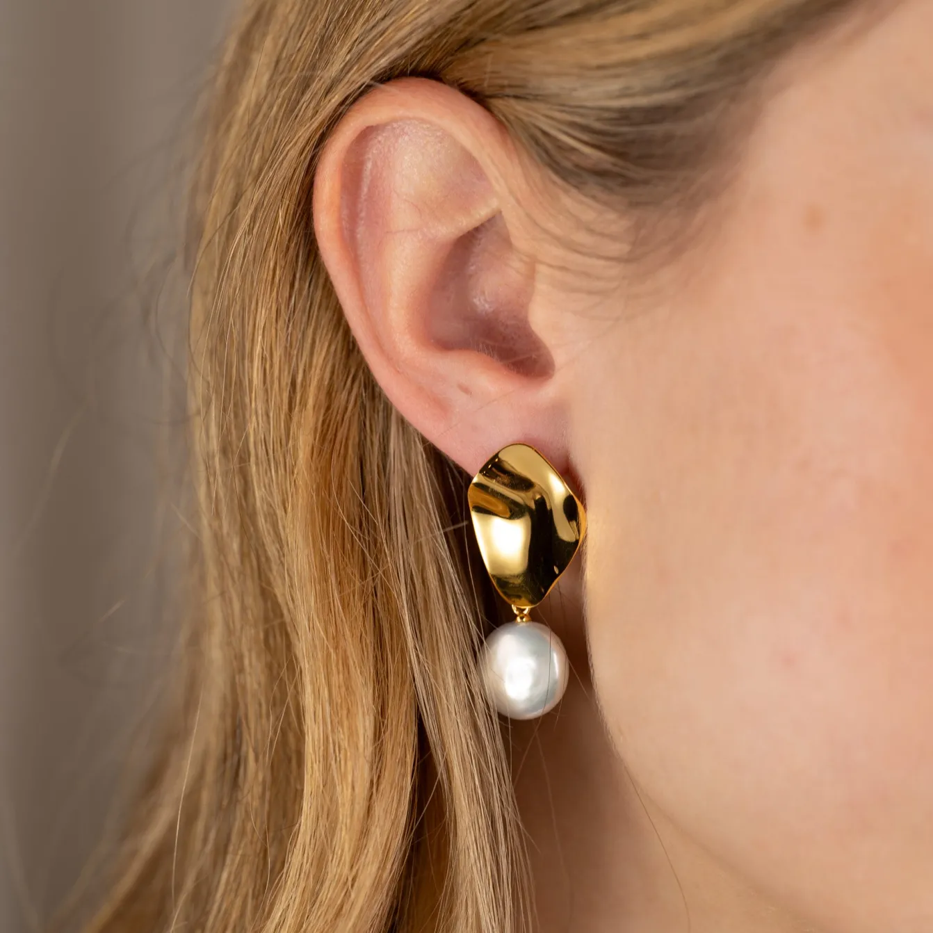 ALMIRA PEARL GOLDEN EARRING