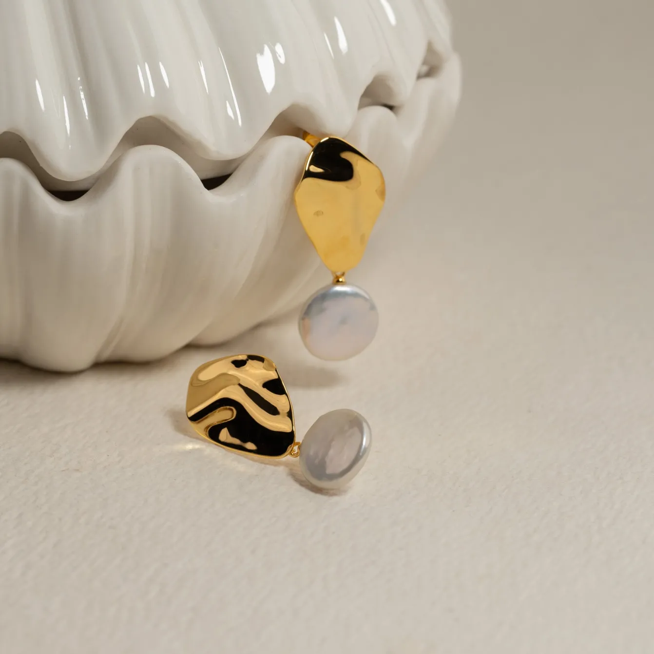 ALMIRA PEARL GOLDEN EARRING