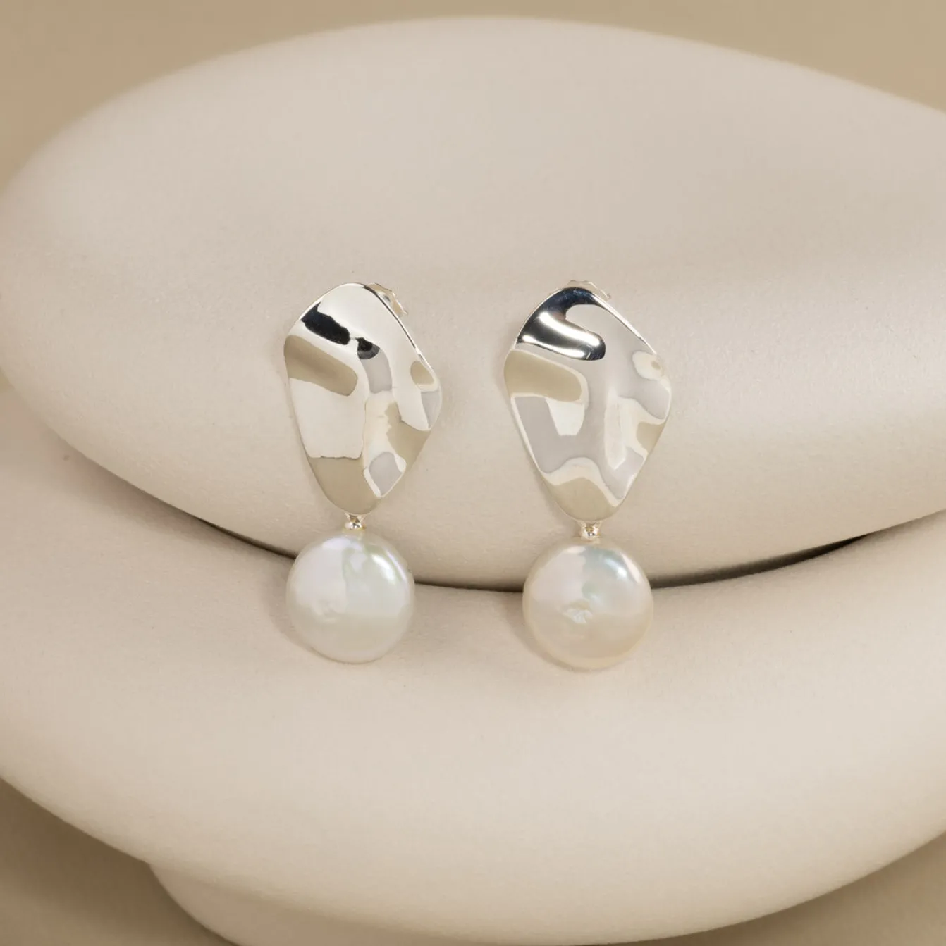 ALMIRA PEARL SILVER EARRING