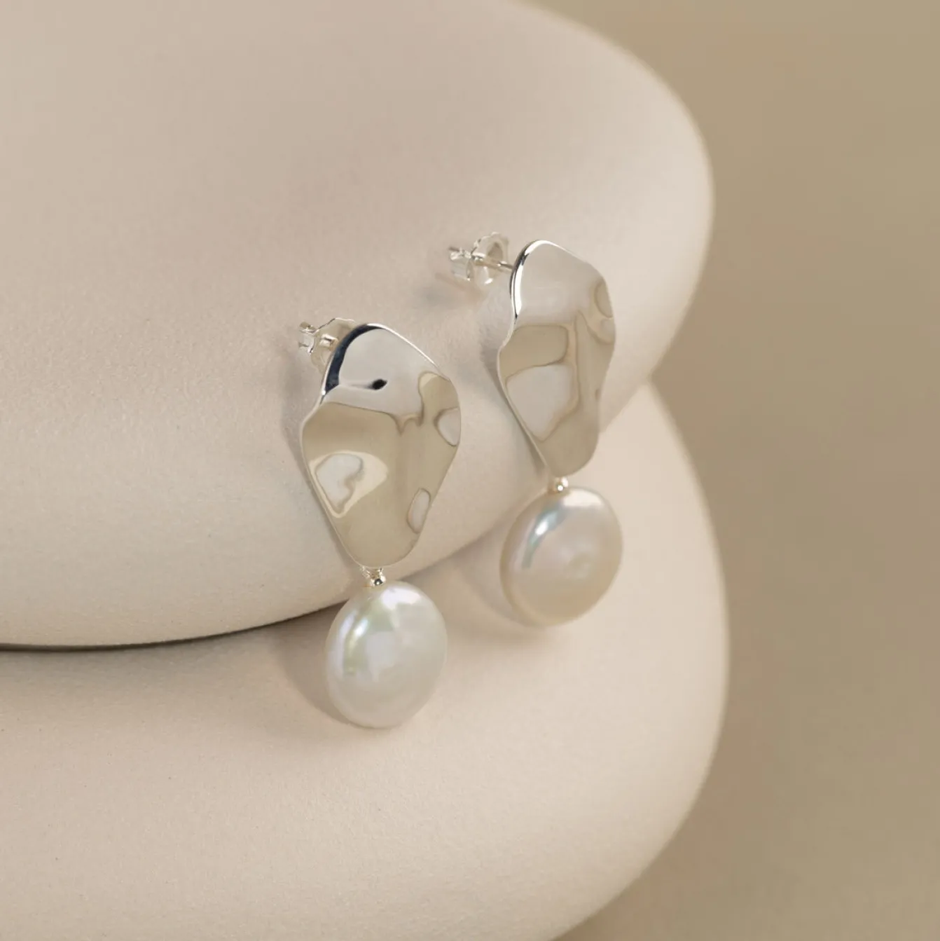 ALMIRA PEARL SILVER EARRING