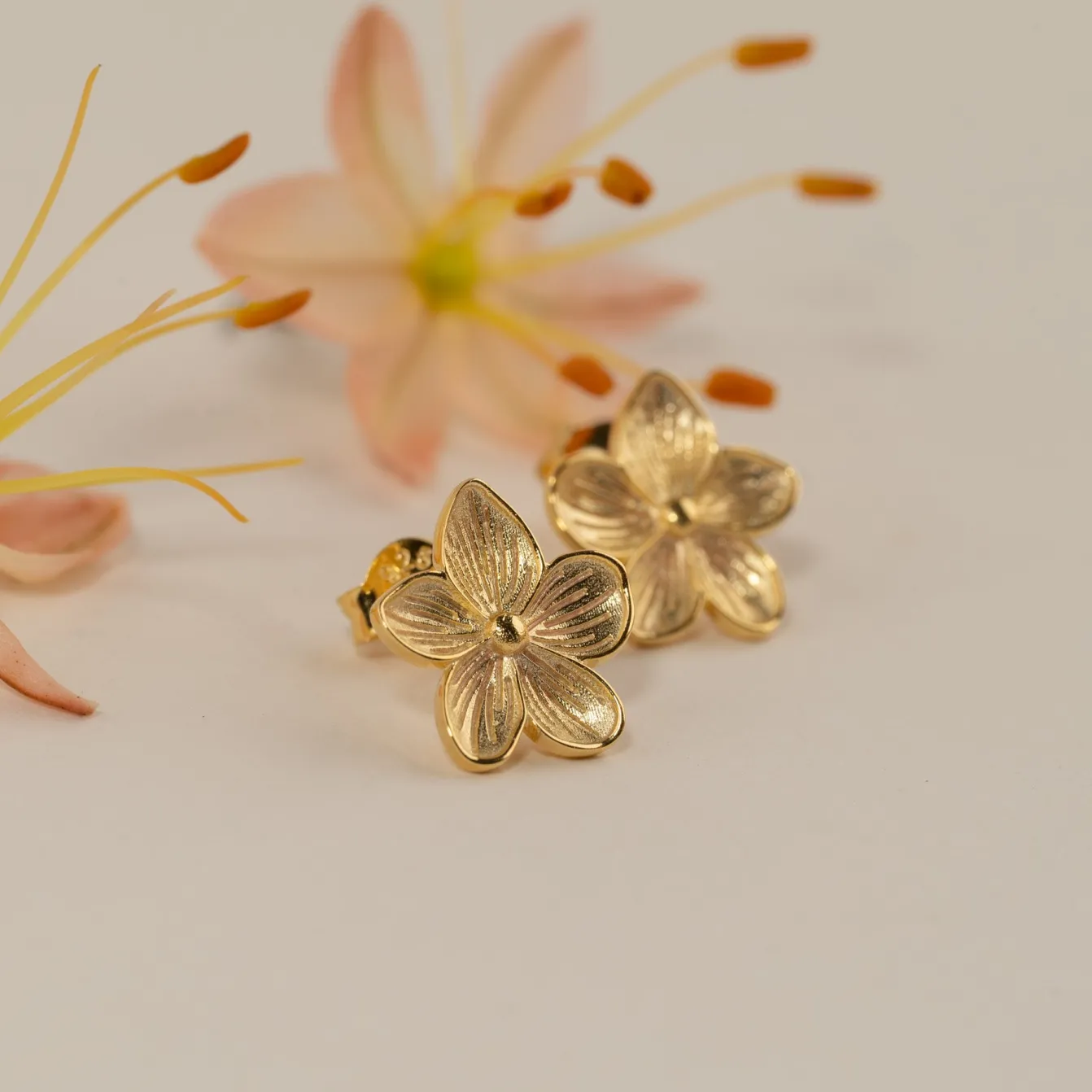 ANE GOLDEN STUD EARRING