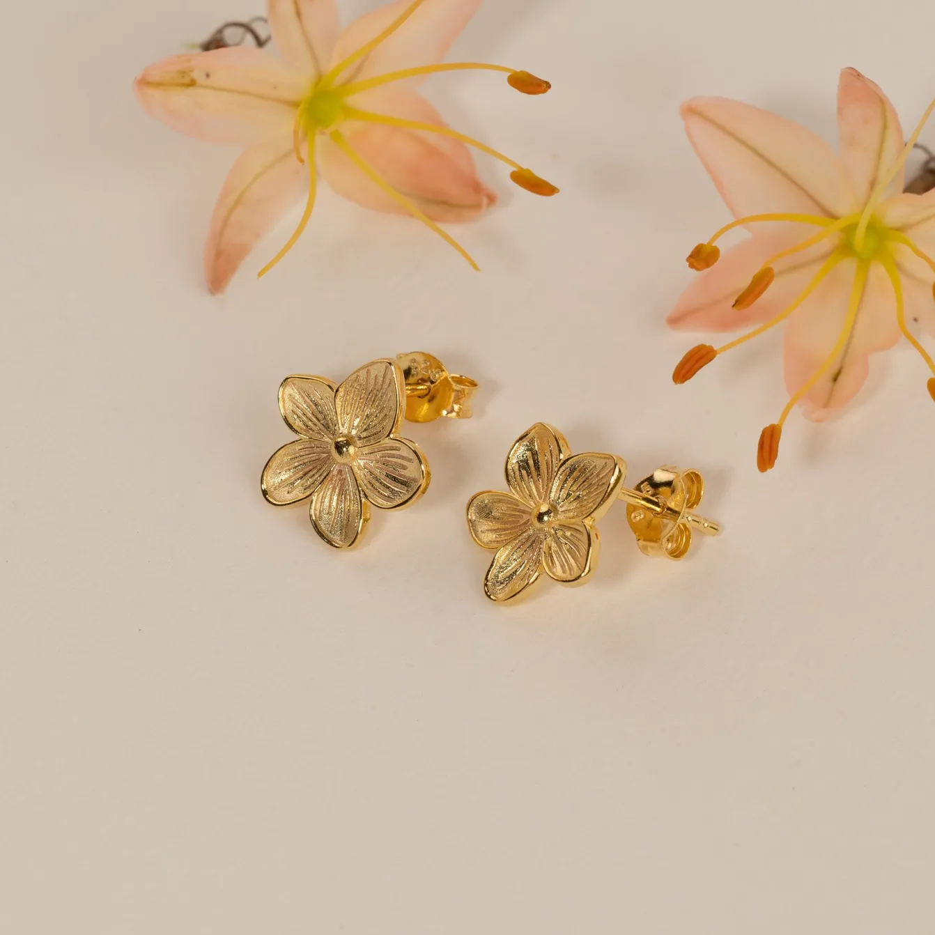 ANE GOLDEN STUD EARRING