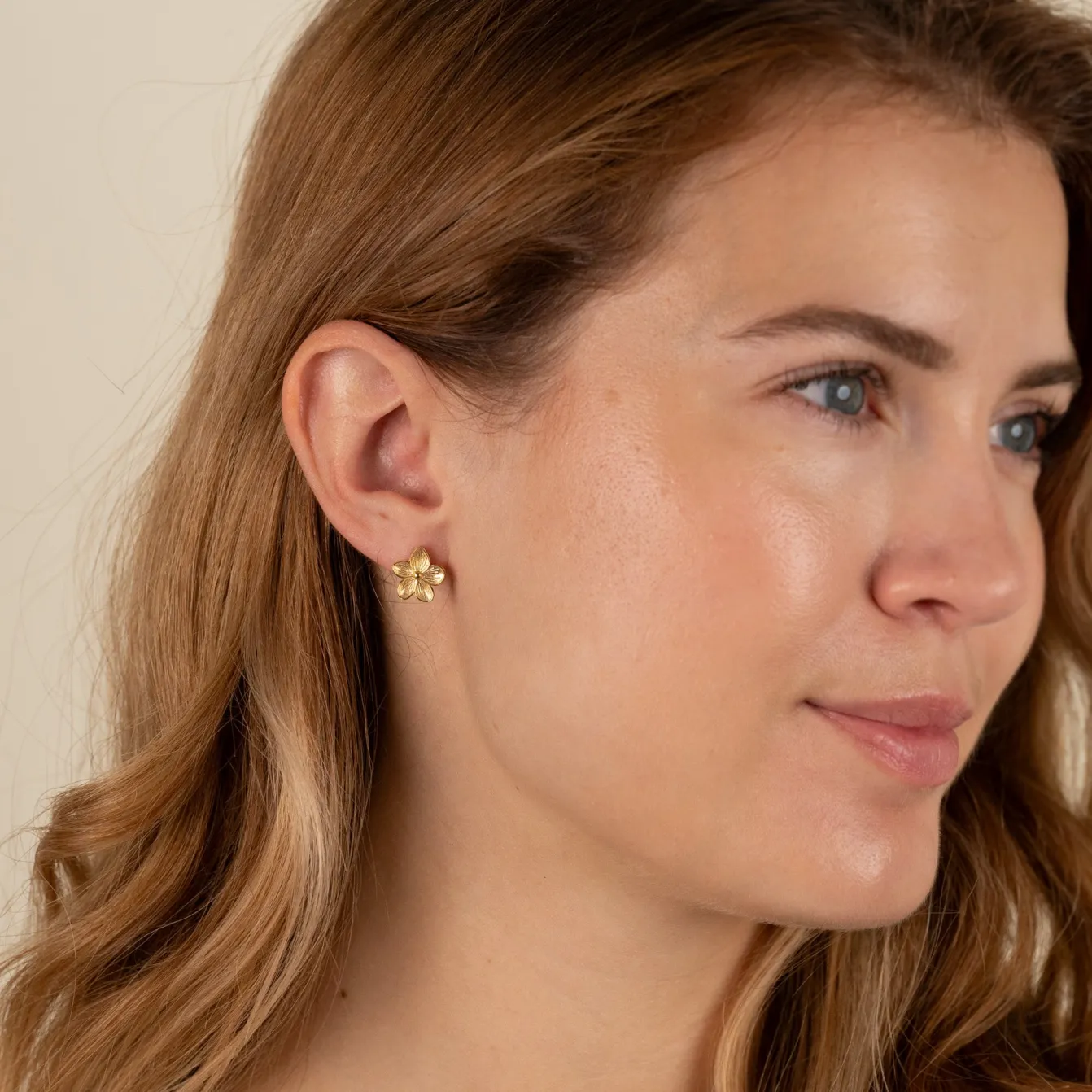 ANE GOLDEN STUD EARRING