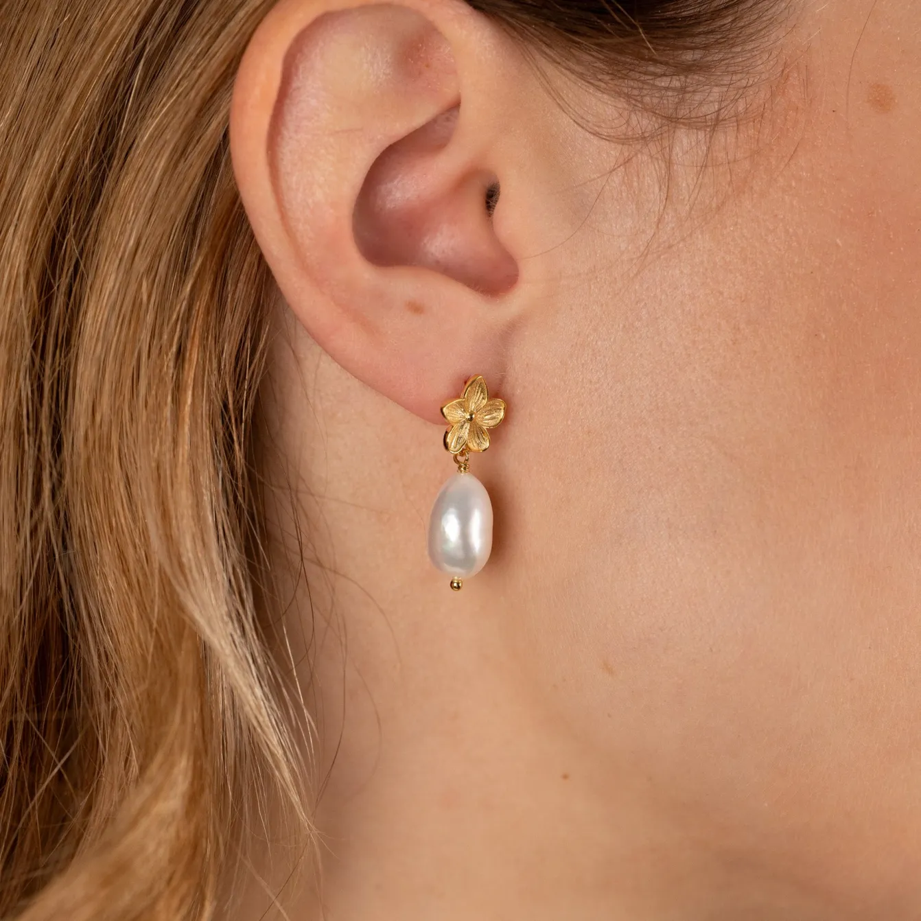 ANE PEARL GOLDEN EARRING
