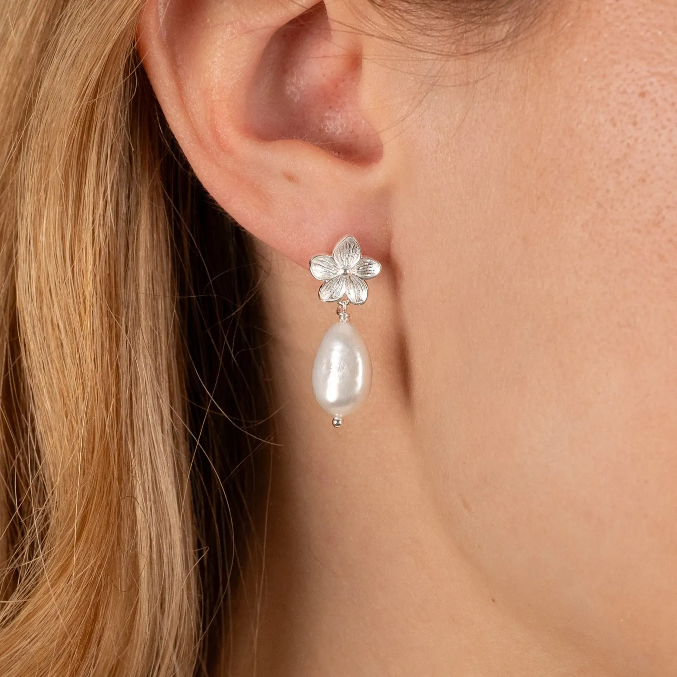 ANE PEARL SILVER EARRING