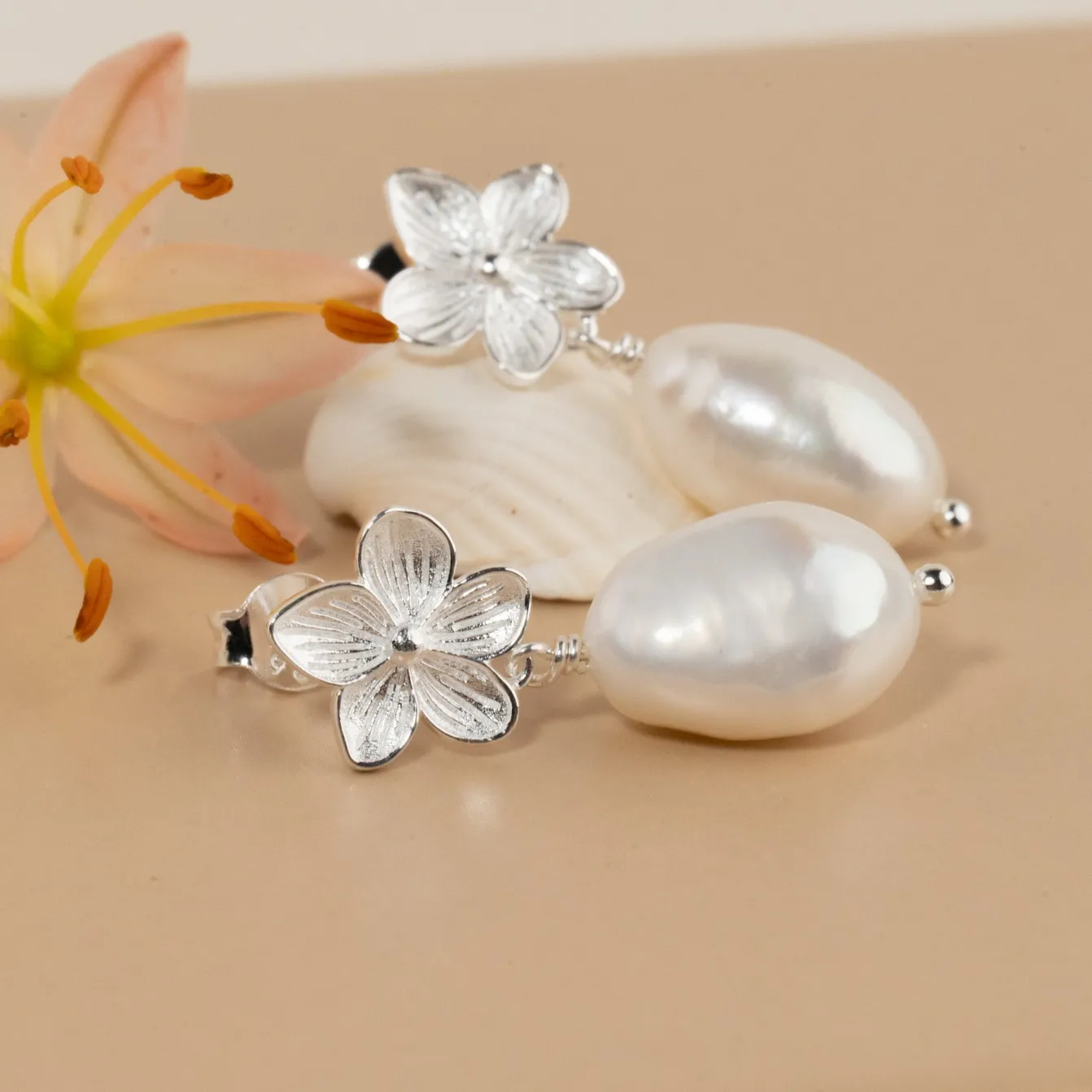 ANE PEARL SILVER EARRING