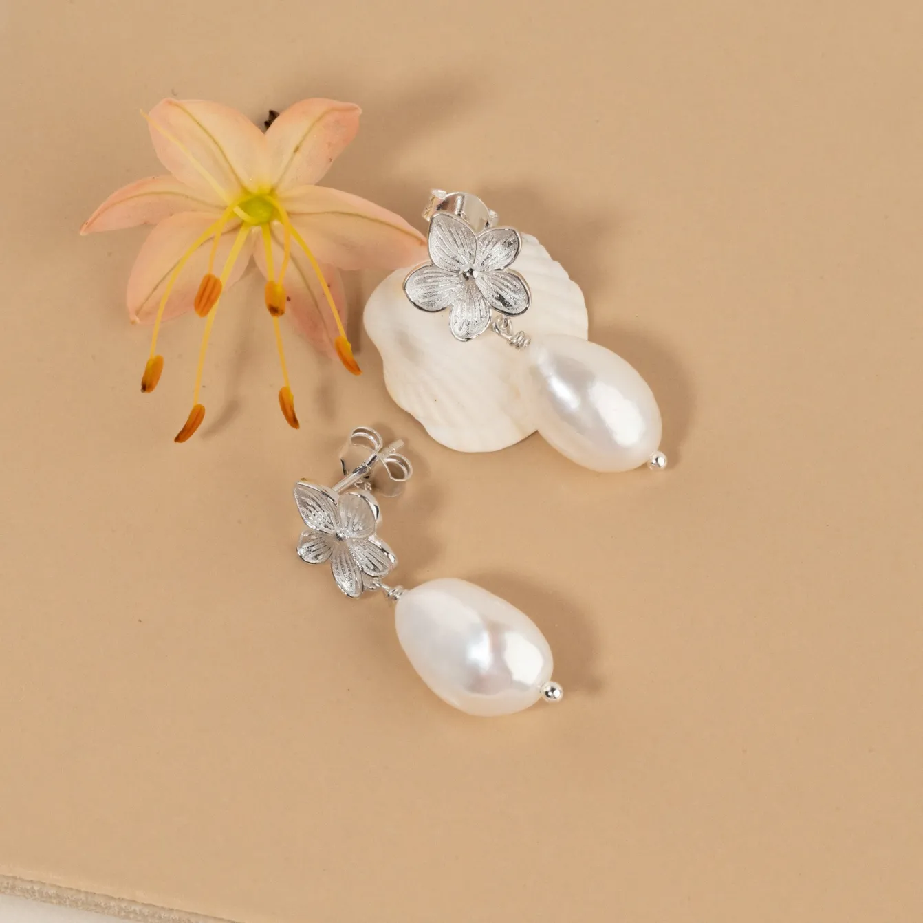 ANE PEARL SILVER EARRING