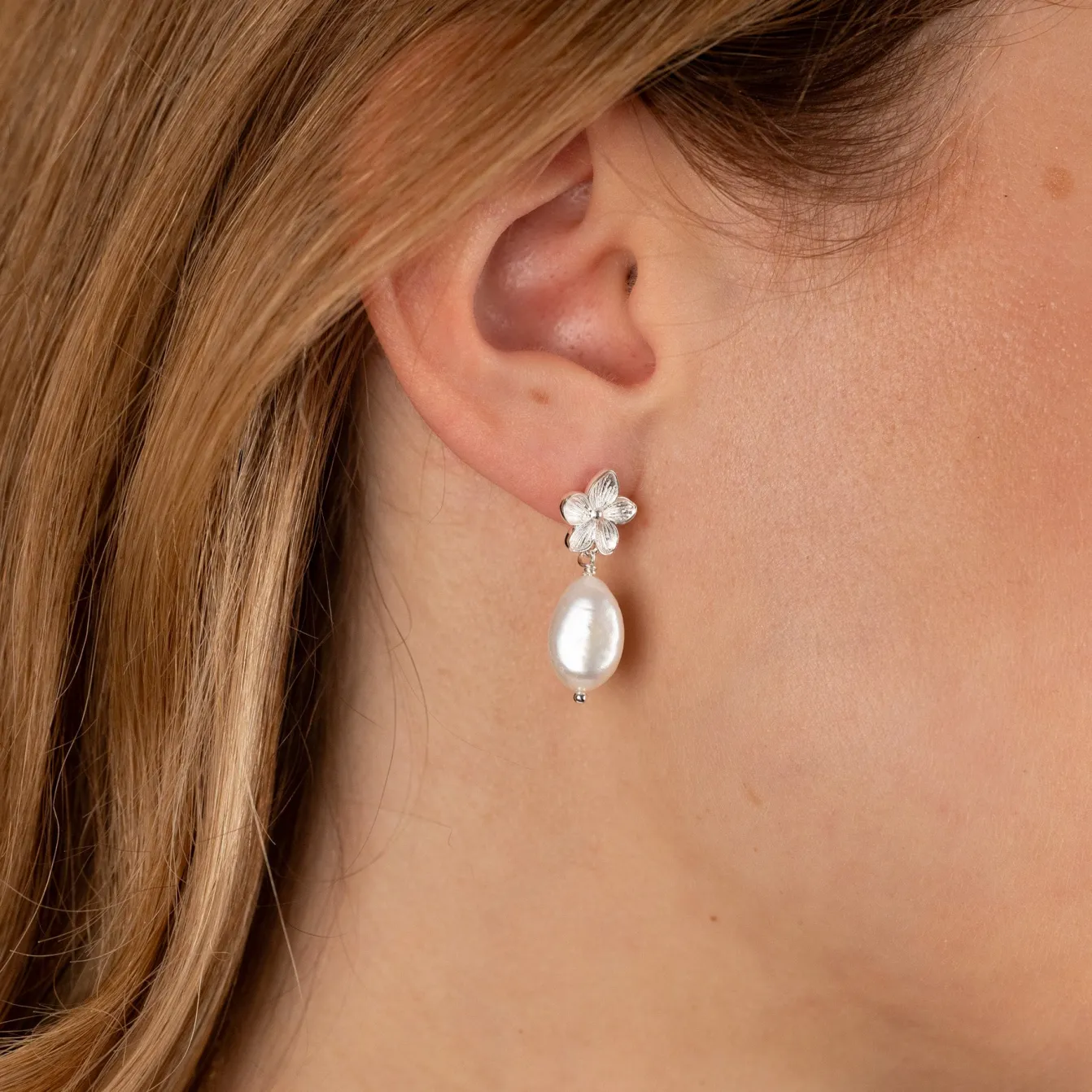 ANE PEARL SILVER EARRING