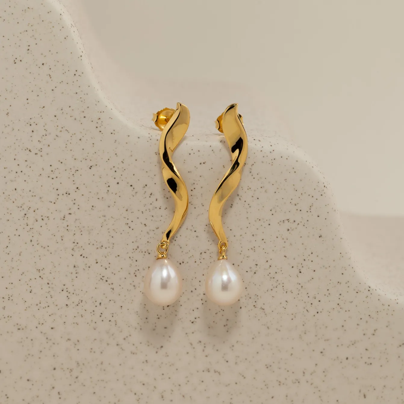 ANJA PEARL GOLDEN EARRING