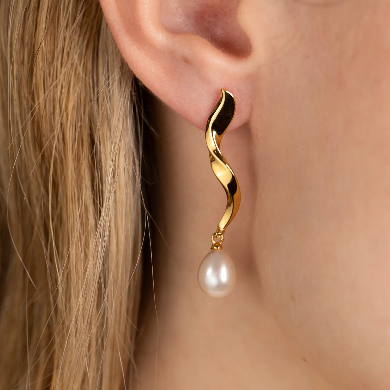 ANJA PEARL GOLDEN EARRING