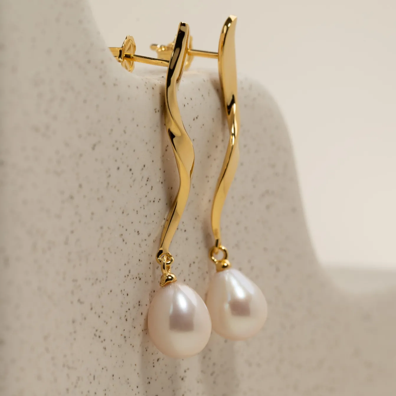 ANJA PEARL GOLDEN EARRING