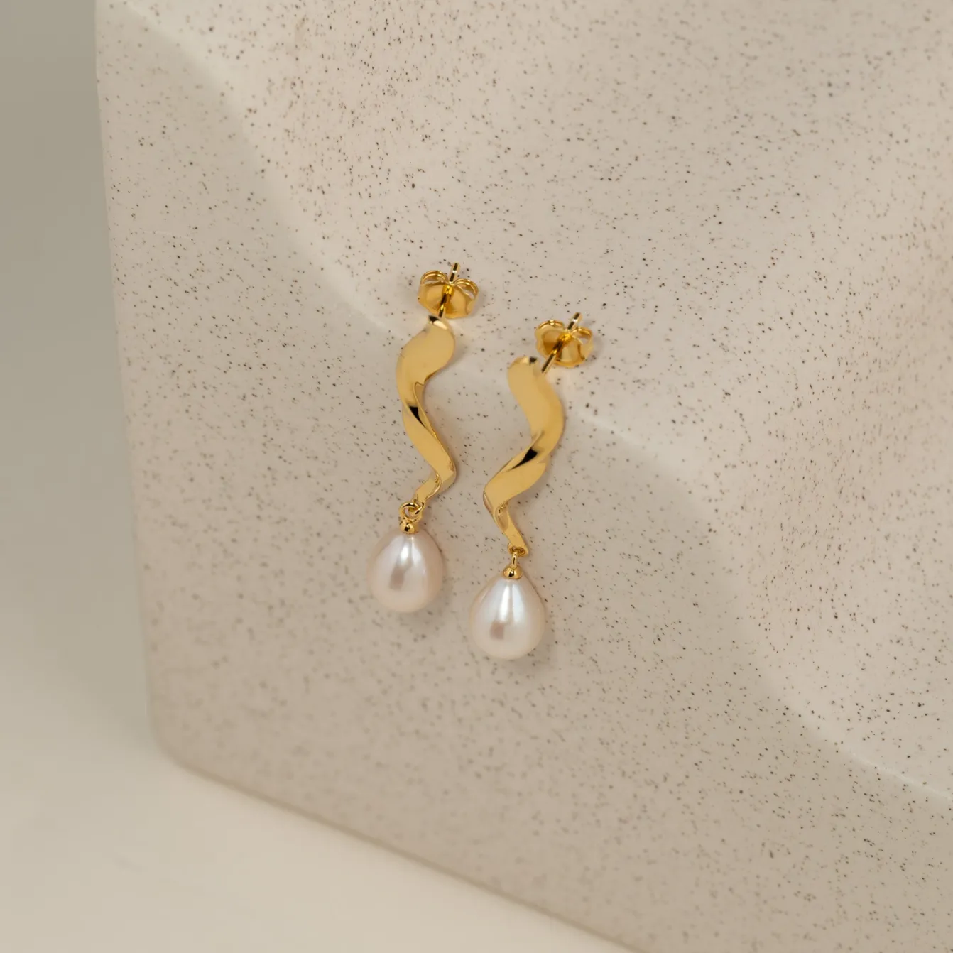 ANJA PEARL GOLDEN EARRING