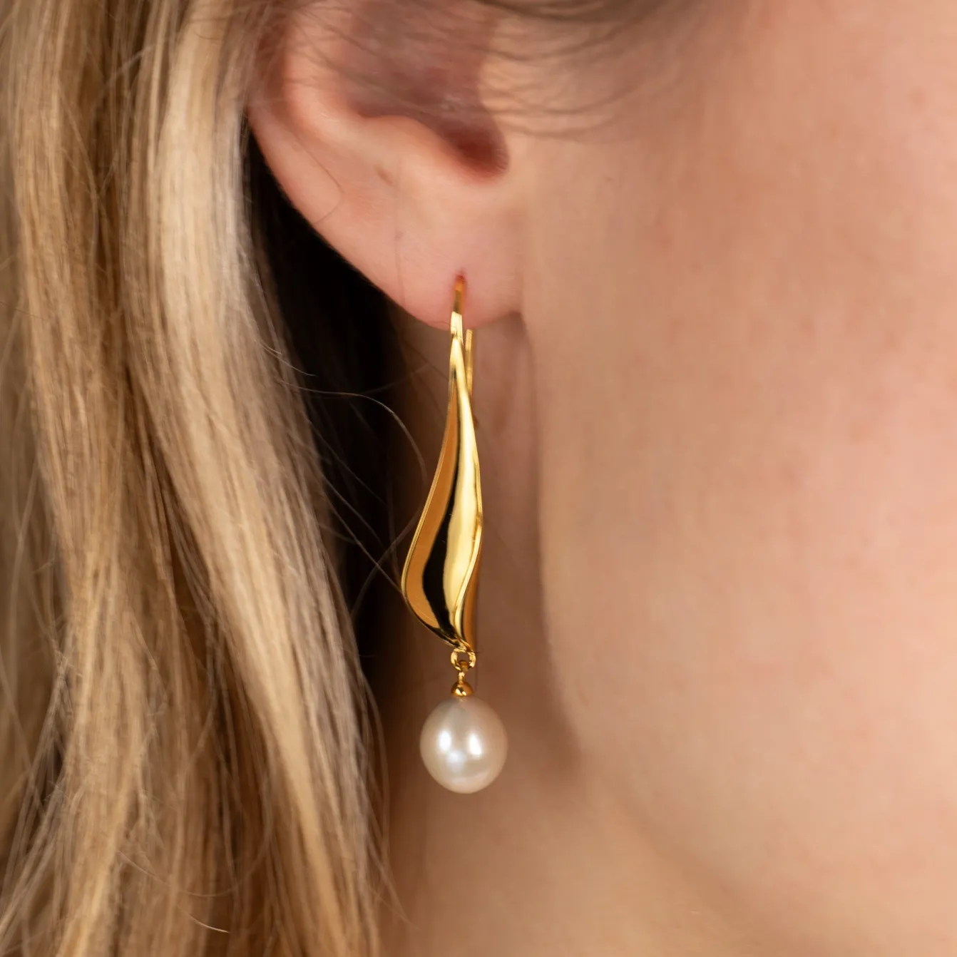 ASHLY PEARL GOLDEN EARRING