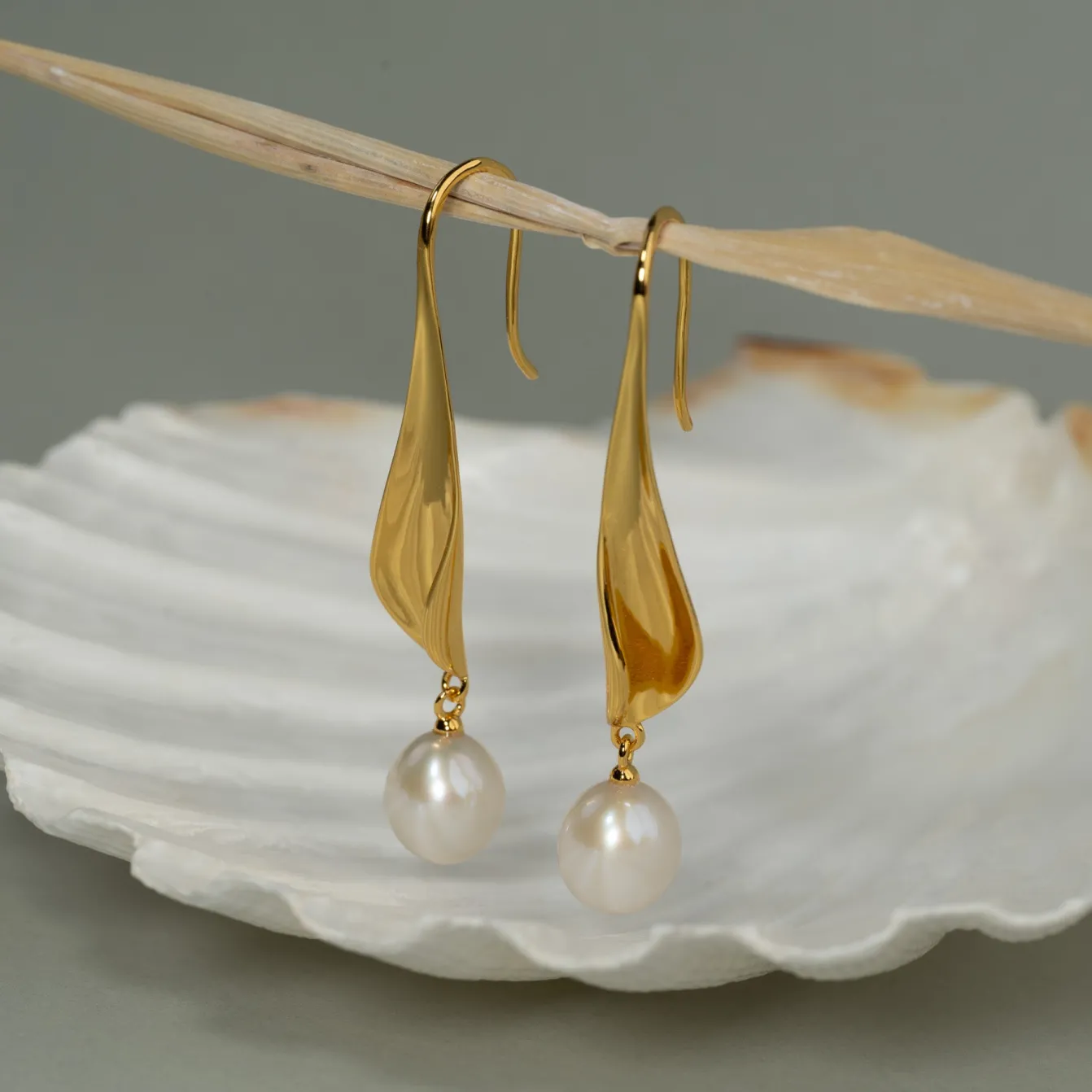 ASHLY PEARL GOLDEN EARRING