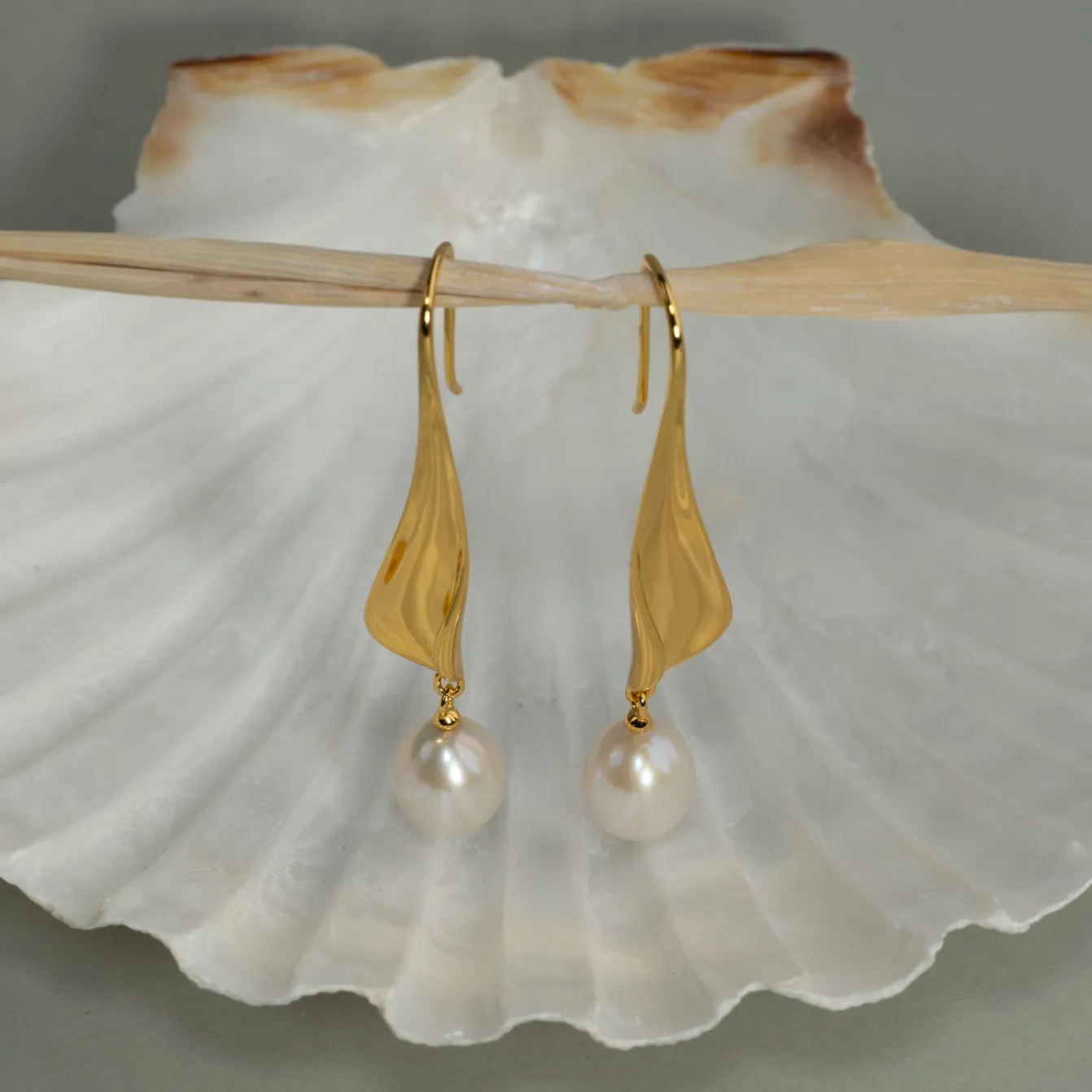 ASHLY PEARL GOLDEN EARRING