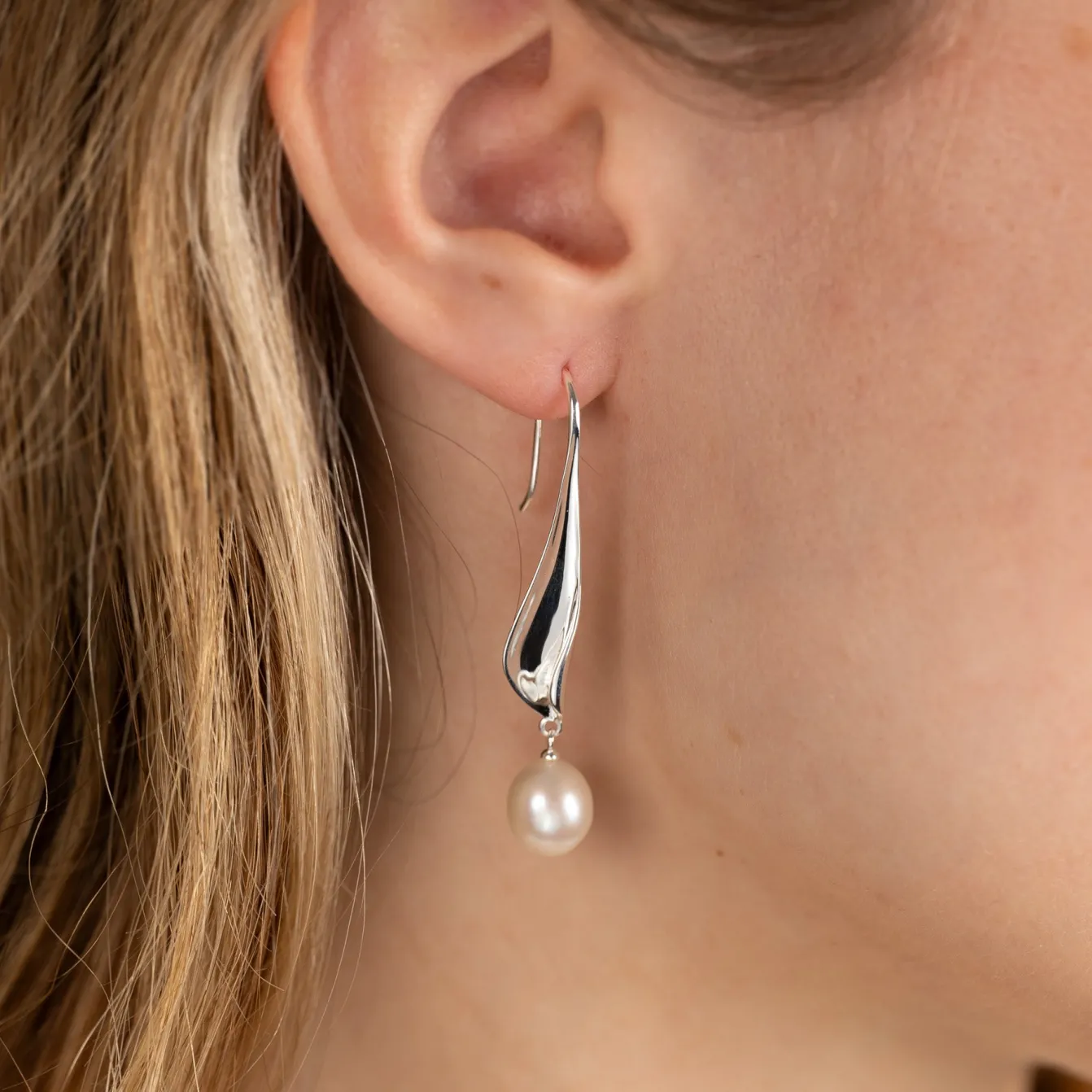 ASHLY PEARL SILVER EARRING