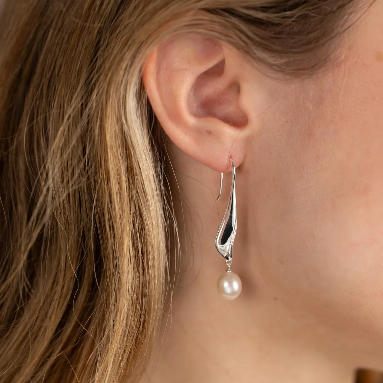 ASHLY PEARL SILVER EARRING
