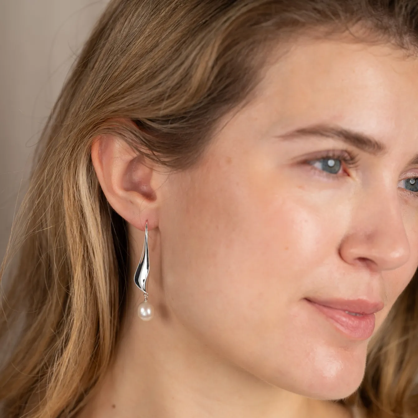 ASHLY PEARL SILVER EARRING