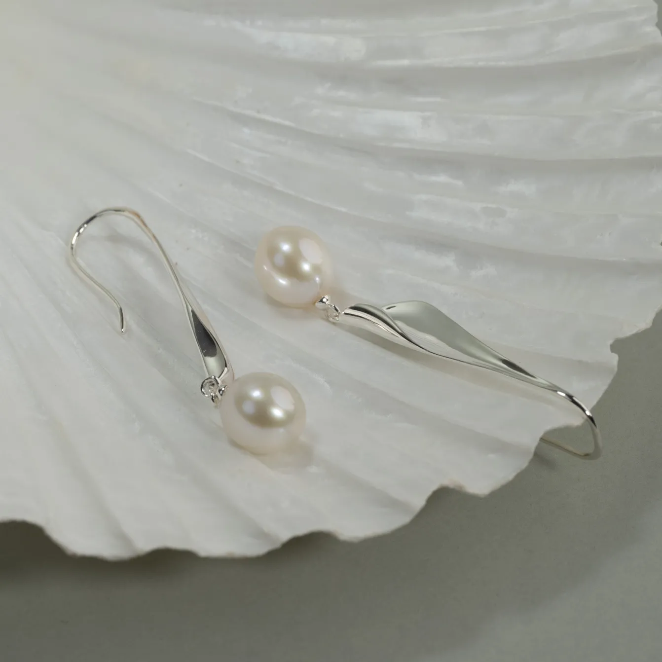 ASHLY PEARL SILVER EARRING