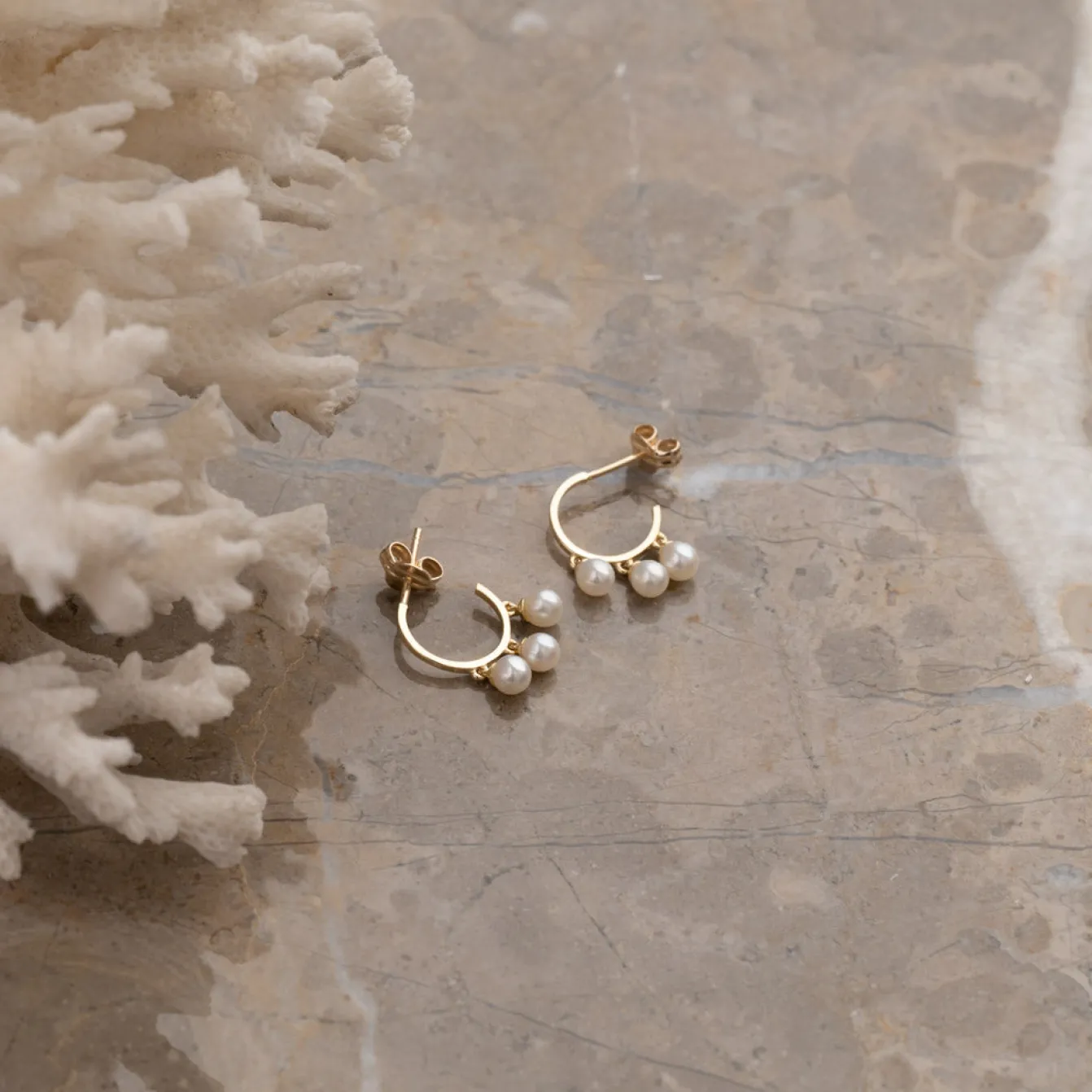 AUDREY PEARL SOLID GOLD EARRING - Sisi Copenhagen