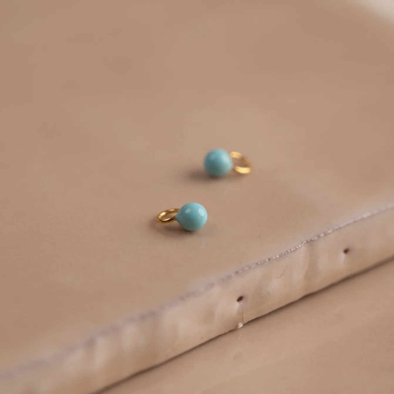AURA LIGHT BLUE GOLDEN EARRING CHARM