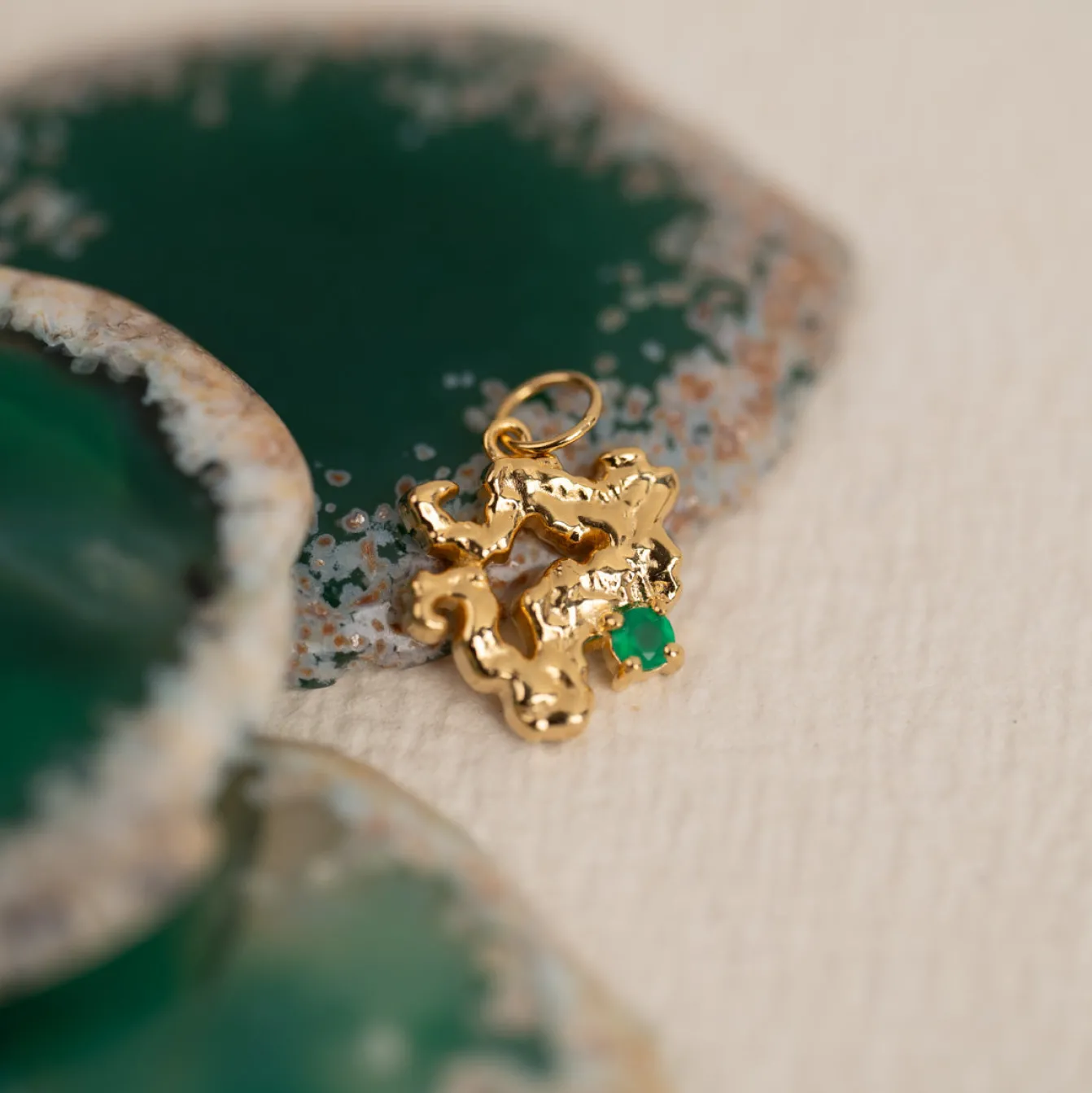 AURELIA GREEN AGATE GOLDEN PENDANT