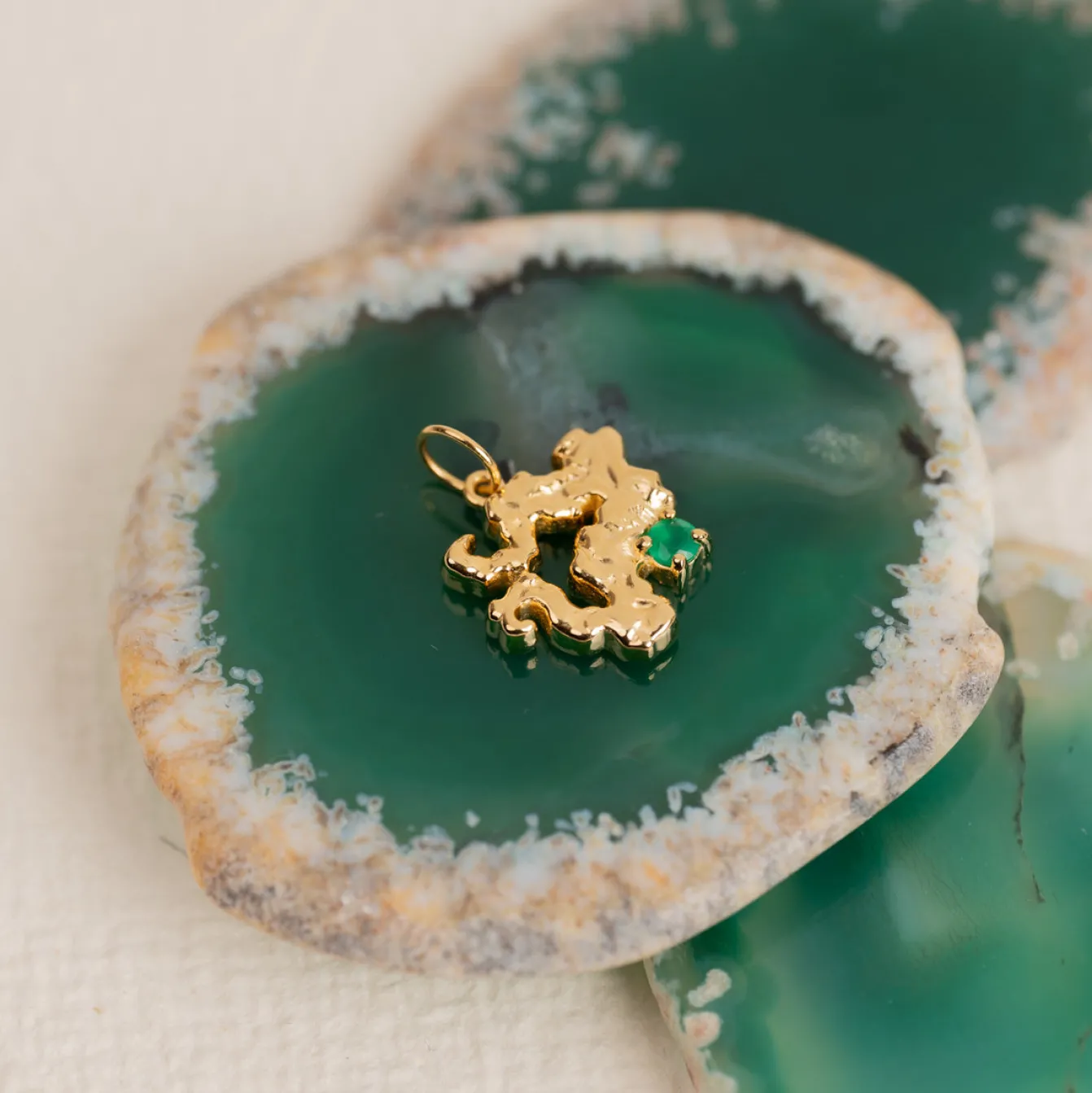 AURELIA GREEN AGATE GOLDEN PENDANT