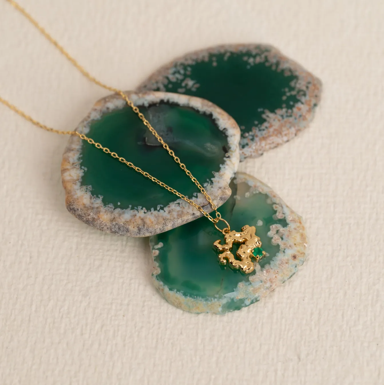AURELIA GREEN AGATE GOLDEN PENDANT