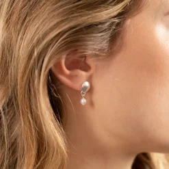 BELLA SMALL WHITE PEARL SILVER EARRING - Sisi Copenhagen