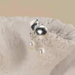 BELLA SMALL WHITE PEARL SILVER EARRING - Sisi Copenhagen