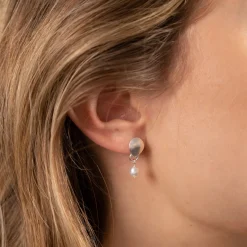 BELLA SMALL WHITE PEARL SILVER EARRING - Sisi Copenhagen