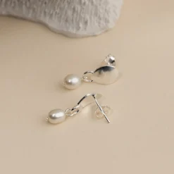 BELLA SMALL WHITE PEARL SILVER EARRING - Sisi Copenhagen