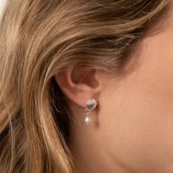 BELLA SMALL WHITE PEARL SILVER EARRING - Sisi Copenhagen