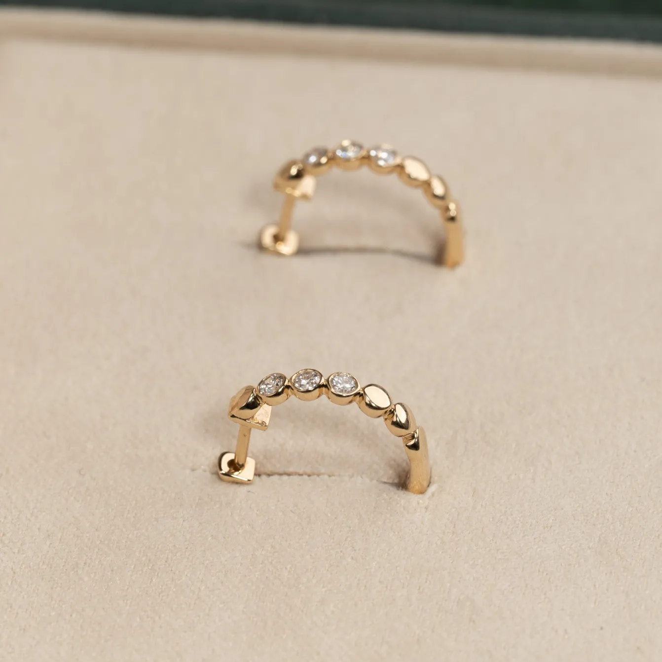 BEZEL DIAMOND CREOL EARRING - 0.2ct - YG
