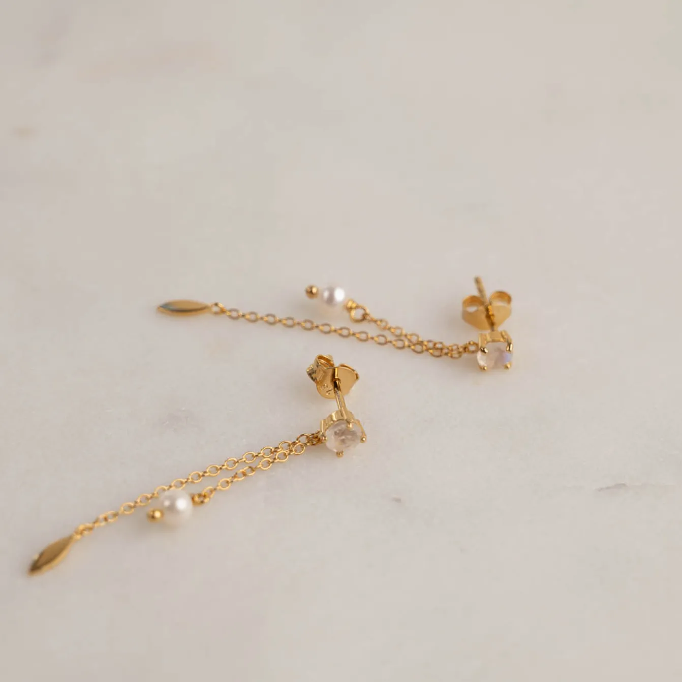 CHLOE MOONSTONE PEARL GOLDEN EARRING - Sisi Copenhagen