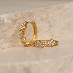 Clair Krystal Guld Lille Huggie Ørering - Sisi Copenhagen