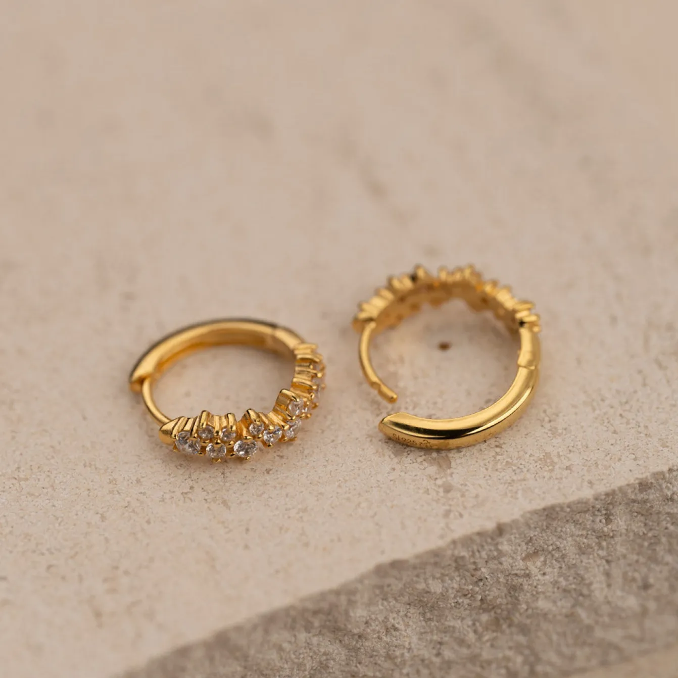 Clair Krystal Guld Lille Huggie Ørering - Sisi Copenhagen
