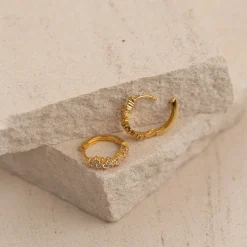 Clair Krystal Guld Lille Huggie Ørering - Sisi Copenhagen