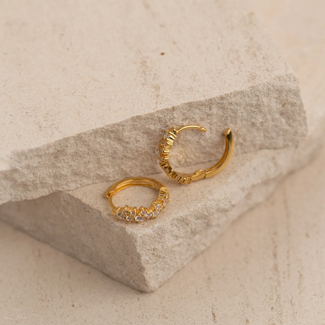 Clair Krystal Guld Lille Huggie Ørering - Sisi Copenhagen