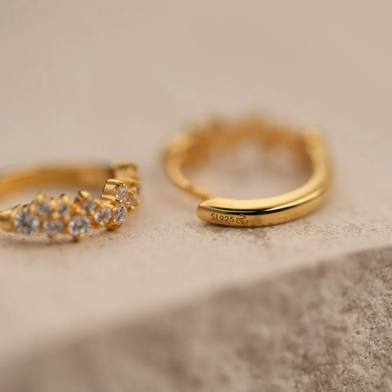 Clair Krystal Guld Lille Huggie Ørering - Sisi Copenhagen
