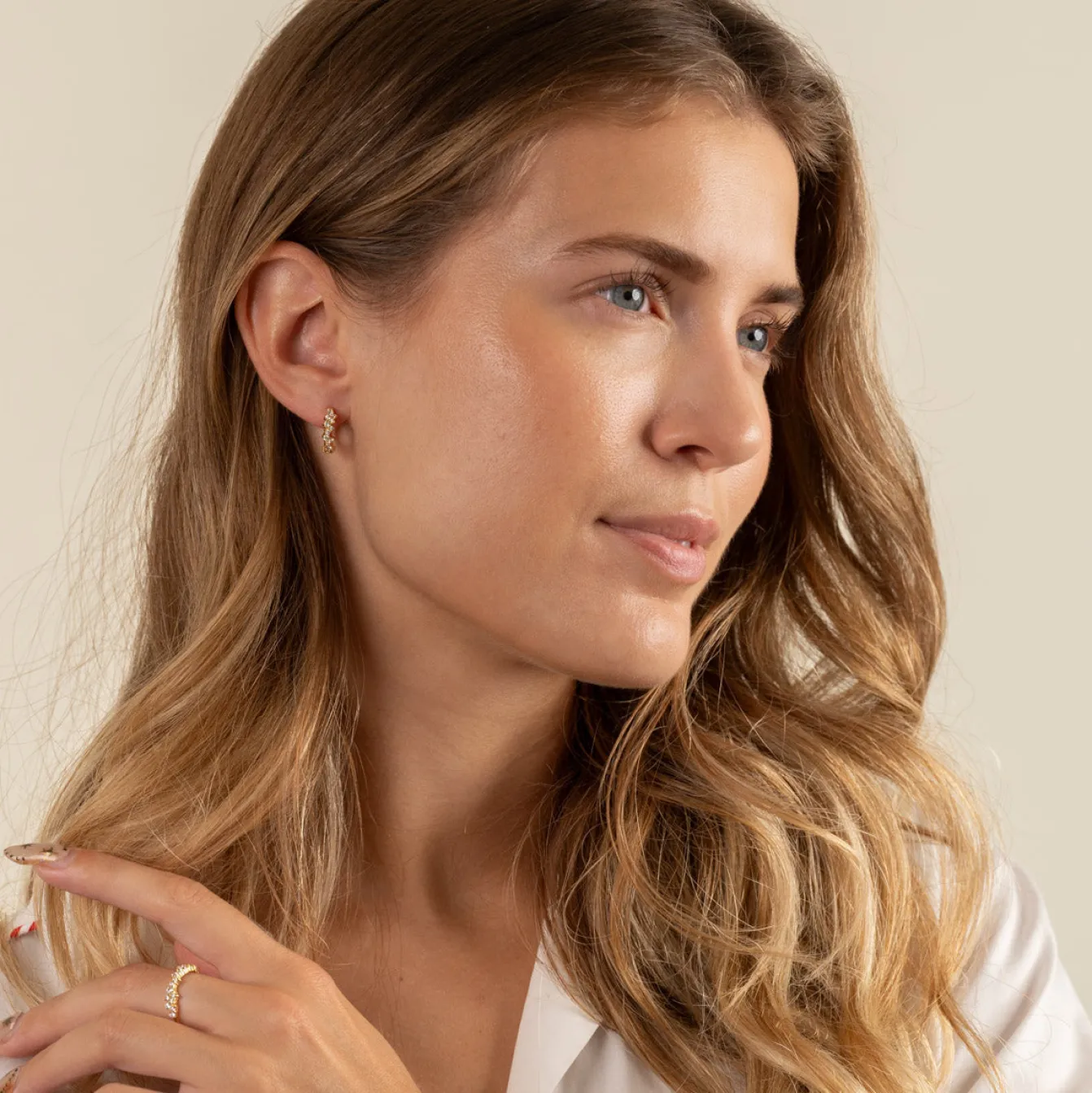 Clair Krystal Guld Lille Huggie Ørering - Sisi Copenhagen