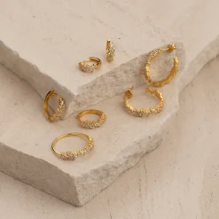 Clair Krystal Guld Lille Huggie Ørering - Sisi Copenhagen