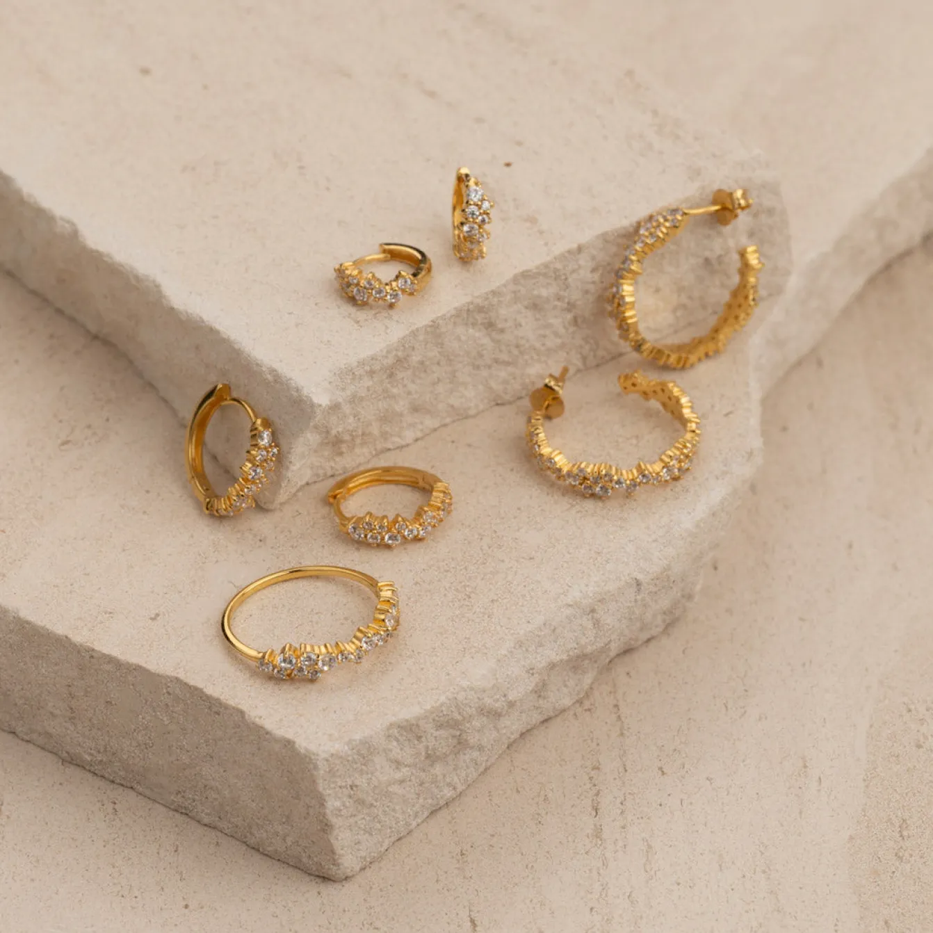 Clair Krystal Guld Lille Huggie Ørering - Sisi Copenhagen