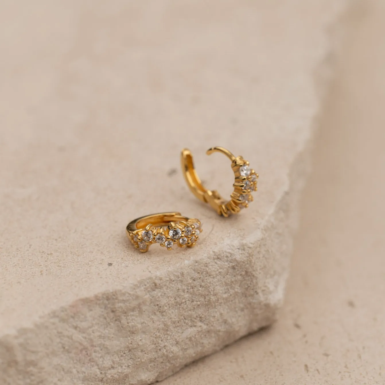 Clair Krystal Guld Mini Huggie Ørering - Sisi Copenhagen