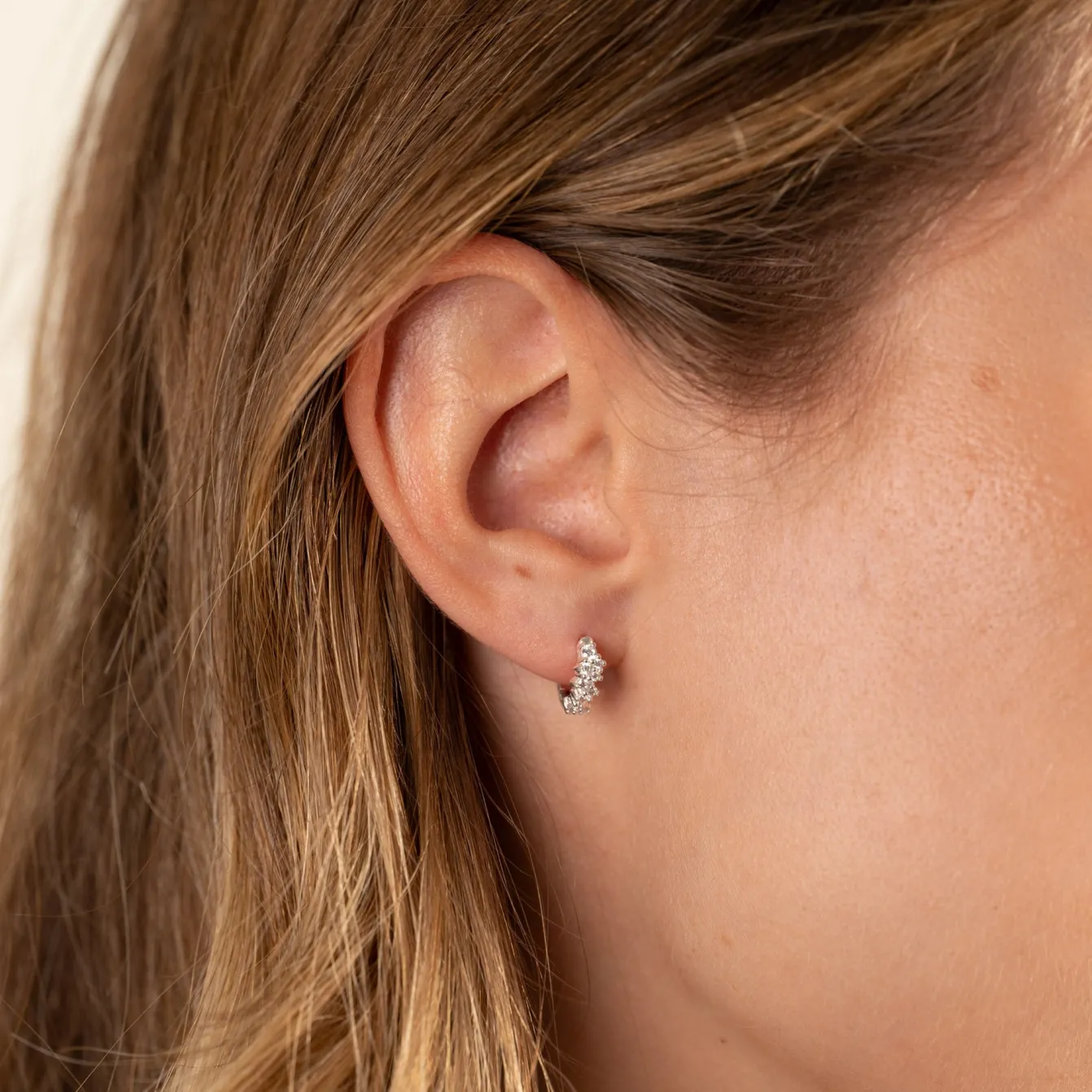 Clair Krystal Sølv Mini Huggie Ørering - Sisi Copenhagen