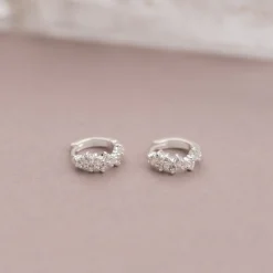 Clair Krystal Sølv Mini Huggie Ørering - Sisi Copenhagen